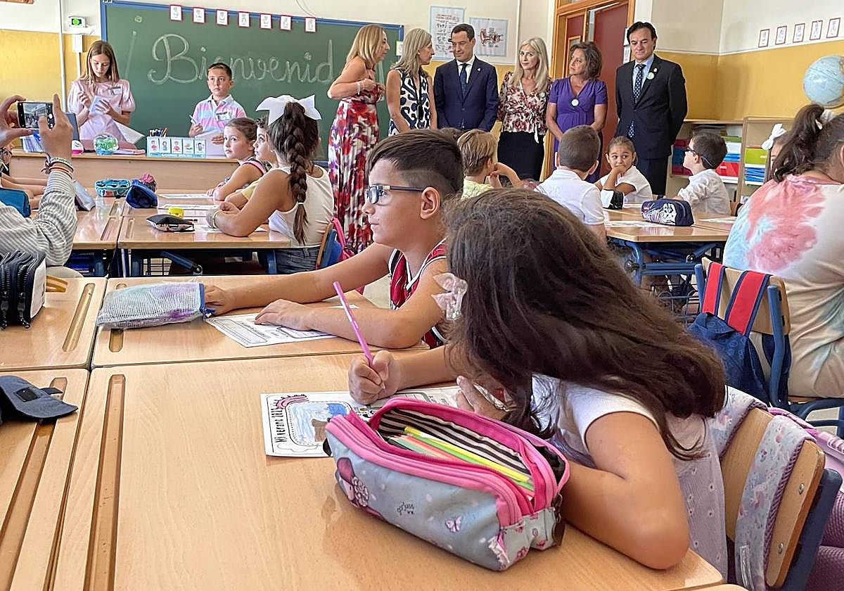 El presidente de la Junta, en su recorrido por el colegio Cándido Nogales.