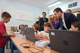 El presidente de la Junta, Juan Manuel Moreno Bonilla, en un centro educativo.