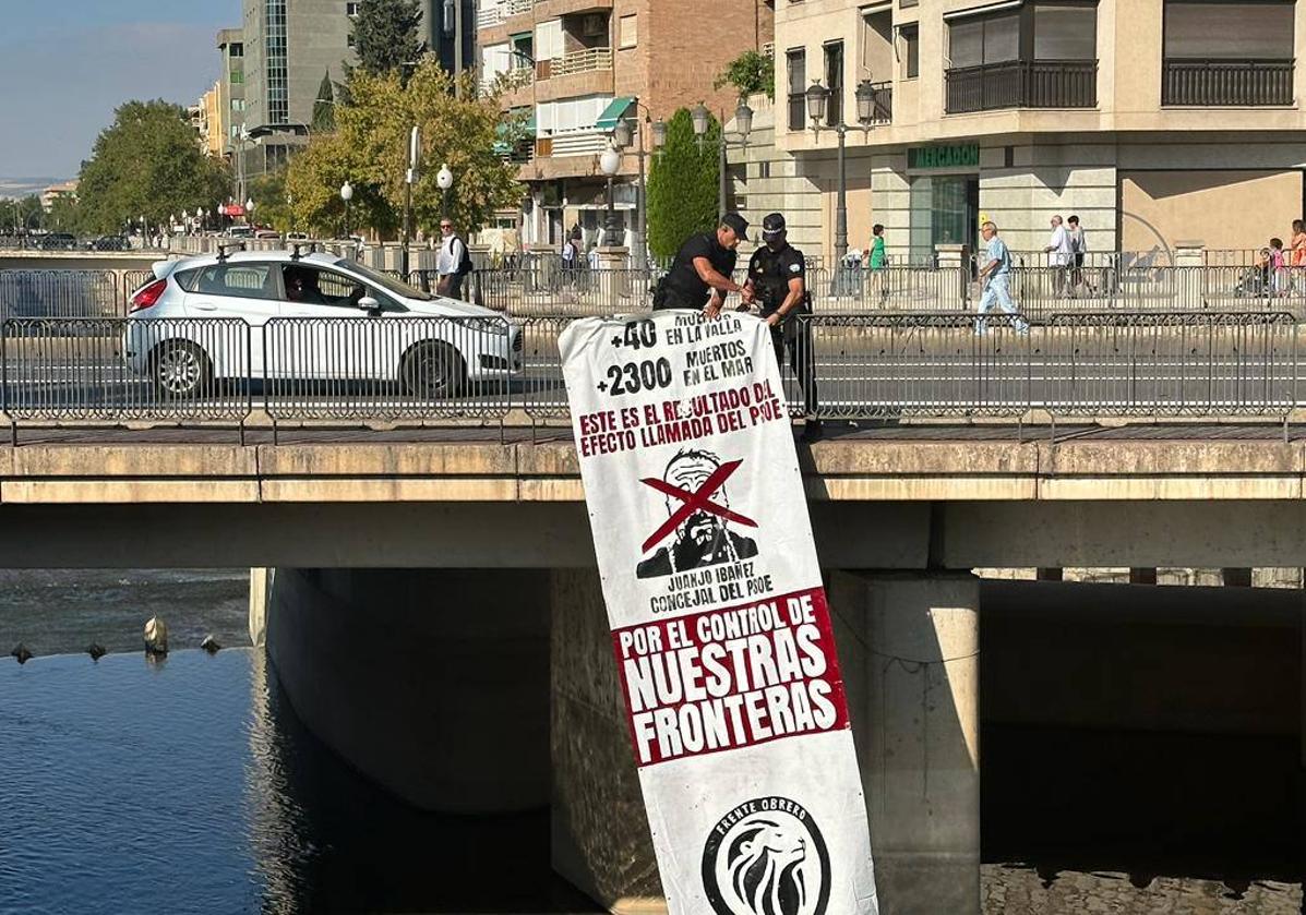 Momento en el que la Policía Local retira el cartel.