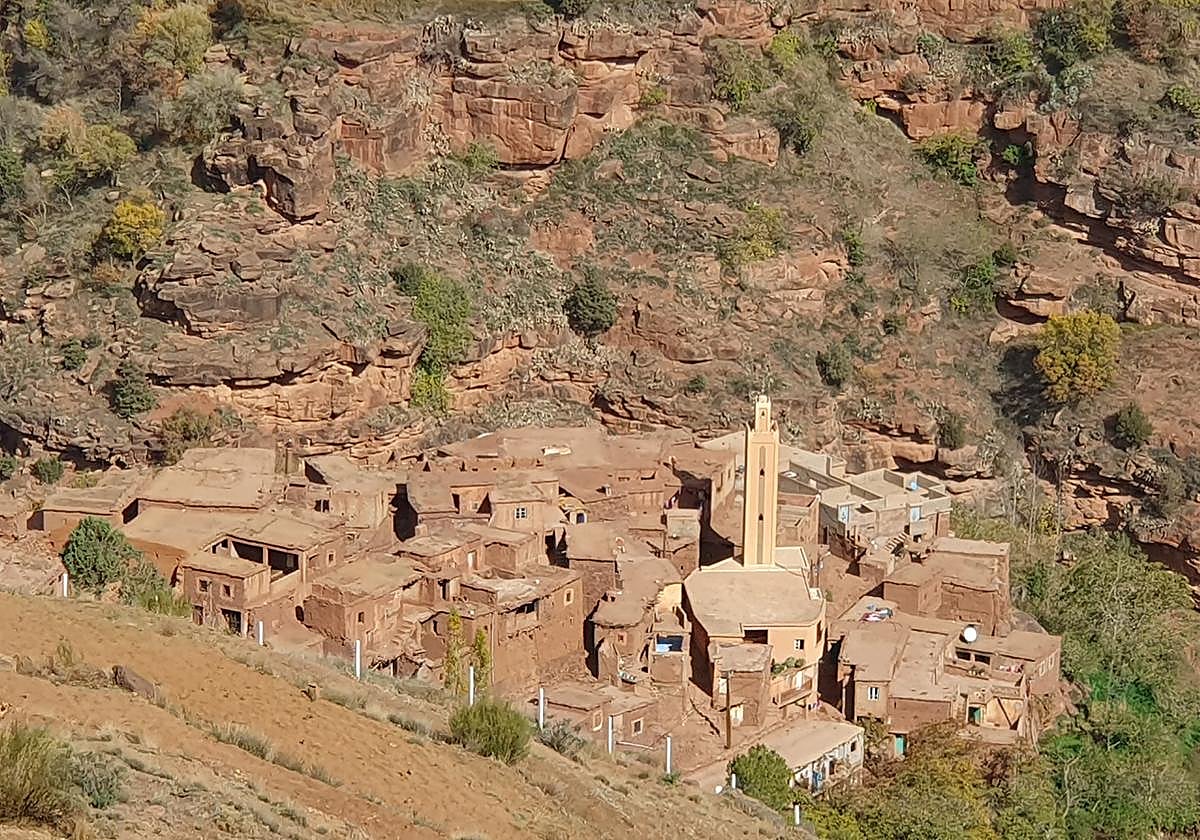 Población típica de montaña en la parte norte del Atlas, con construcciones tradicionales de piedra y adobe, antes del terremoto