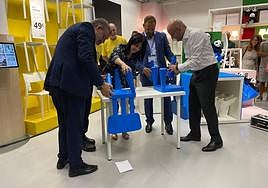 Las autoridades en la visita de la tienda de Granada, el día de su inauguración.