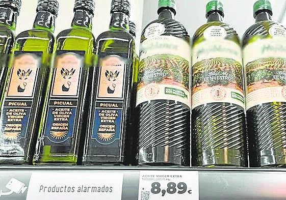 Litros de aceite de oliva expuestos en un supermercado.