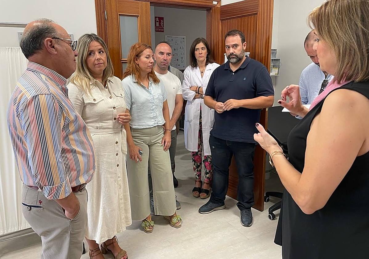 Visita de la delegada territorial al centro de salud junto con el alcalde.