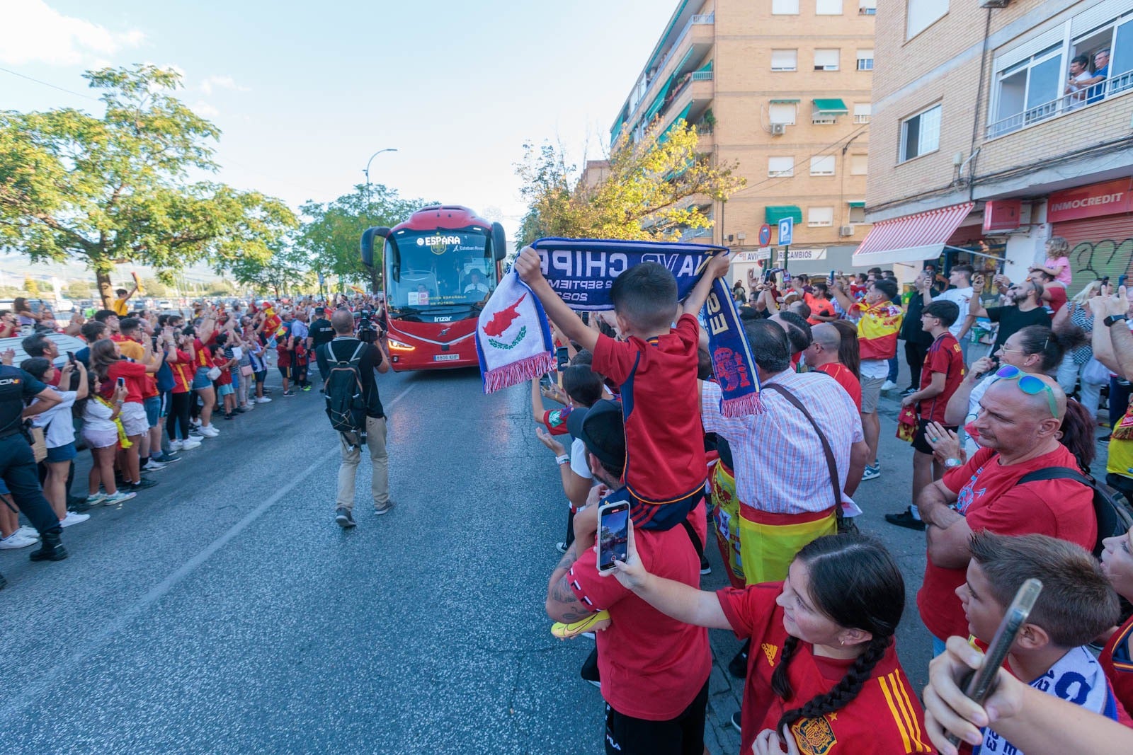 Hinchas de La Roja, reciben al equipo.