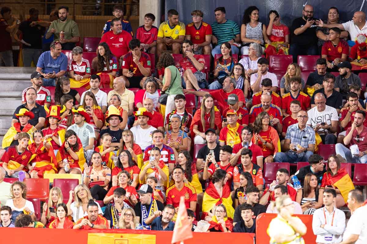 Búscate en la grada de Los Cármenes en el partido de &#039;la Roja&#039;