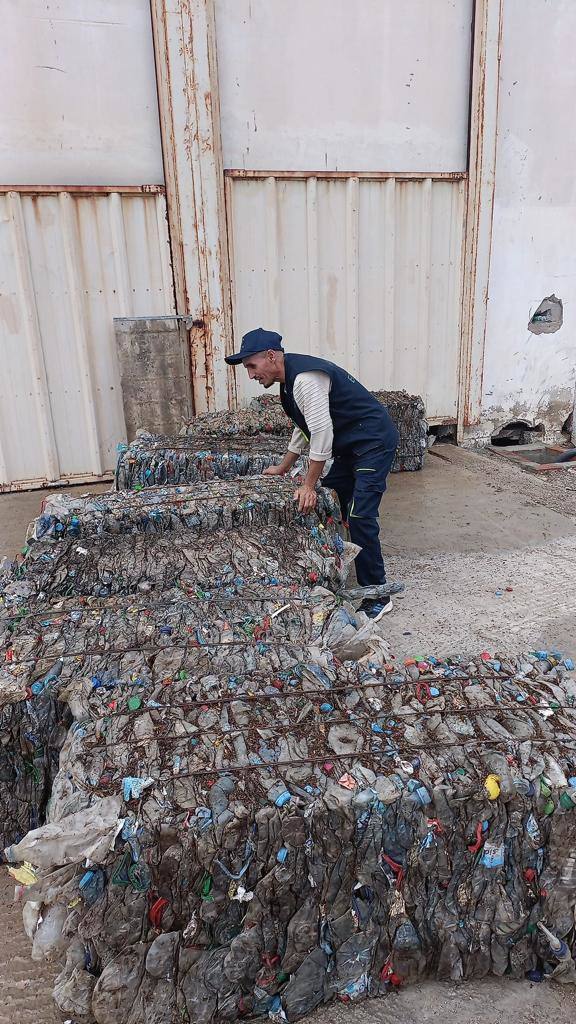 Imagen secundaria 2 - La agencia de Academias Puerta Real en Casablanca e imágenes de la fábrica de reciclaje de plástico con socios granadinos en Tetuán. 