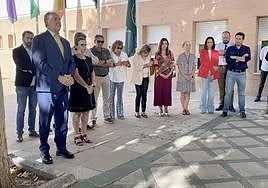 El rector y el equipo de gobierno, en el minuto de silencio a las puertas del Rectorado.