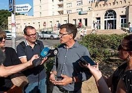 José Luis Sánchez Teruel, frente a la Bola Azul.
