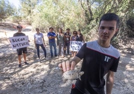 Uno de los vecinos más jóvenes de Búcor muestra una de las tortugas fallecidas.