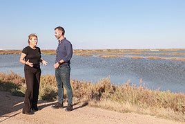 Los consejeros de Sostenibilidad, Ramón Fernández-Pacheco, y de Economía, Carolina España, este miércoles en Veta La Palma.