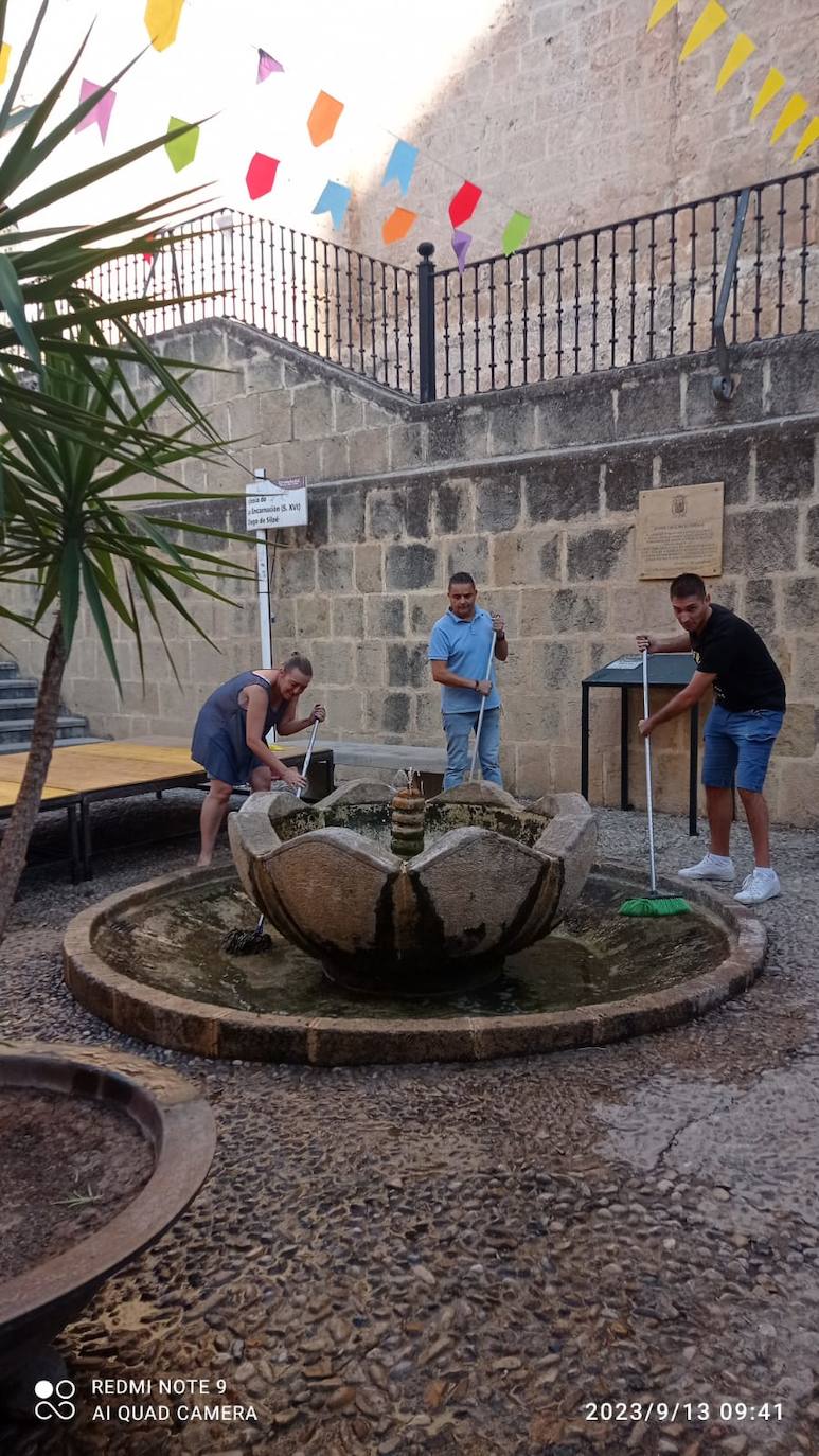 Miembros de la comisión de fiestas preparando la plaza de San Rogelio para el pregón de este miércoles por la noche.