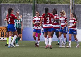 Las futbolistas del Granada celebran uno de los goles de Edna con los que remontaron al Racing.