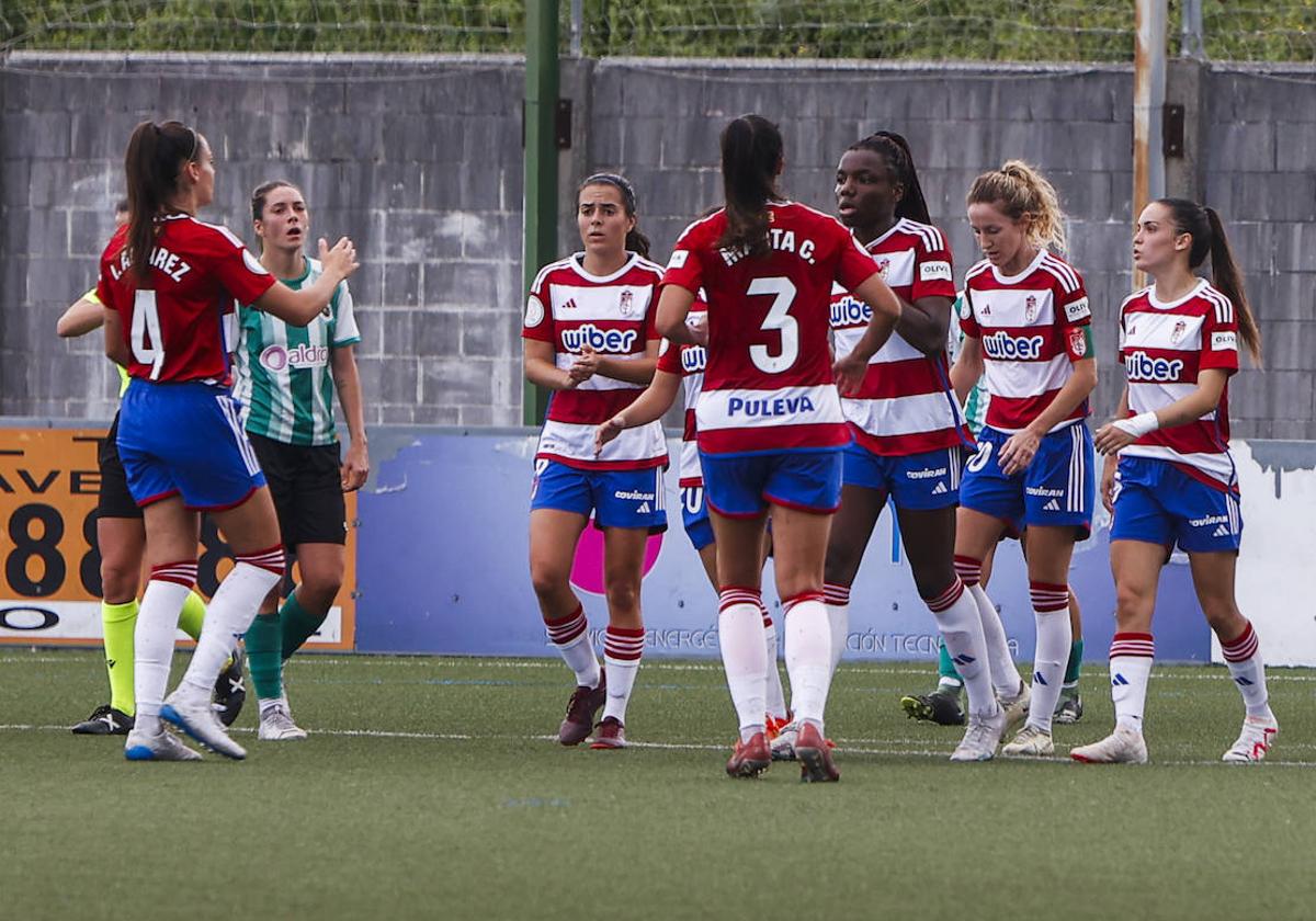 Las futbolistas del Granada celebran uno de los goles de Edna con los que remontaron al Racing.