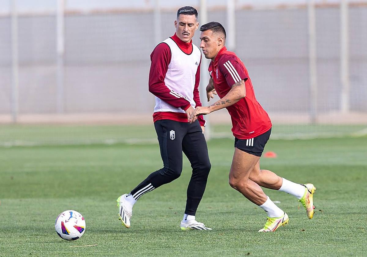 Uzuni persigue un balón ante Callejón.
