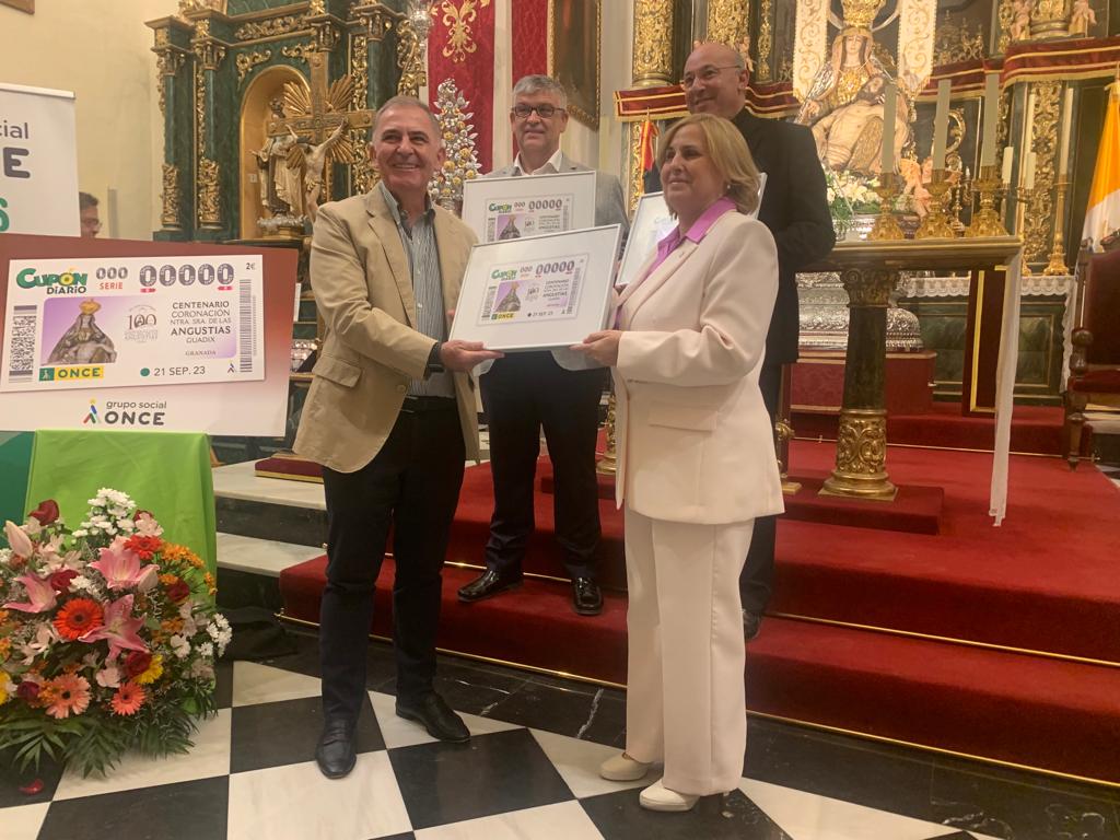 Presentación del cupón con la imagen de la Virgen de las Angustias de Guadix.