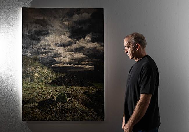 Zorrilla, junto a su cuadro.