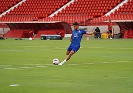 Lucas Robertone se dispone para golpear el balón en la sesión de este jueves.