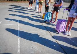 Alumnos en la vuelta al cole en Granada.