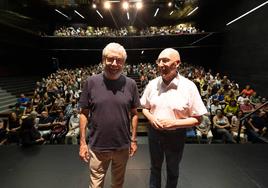 Antonio Muñoz Molina y Juan Mata, en el teatro del Centro Federico García Lorca.