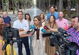 Declaraciones a los medios de Sánchez Torregrosa, acompañada de los representantes populares de la provincia en Sevilla y Madrid.