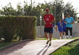Vicente Moreno baja la rampa que conduce al campo del Anexo en el Power Horse Stadium.