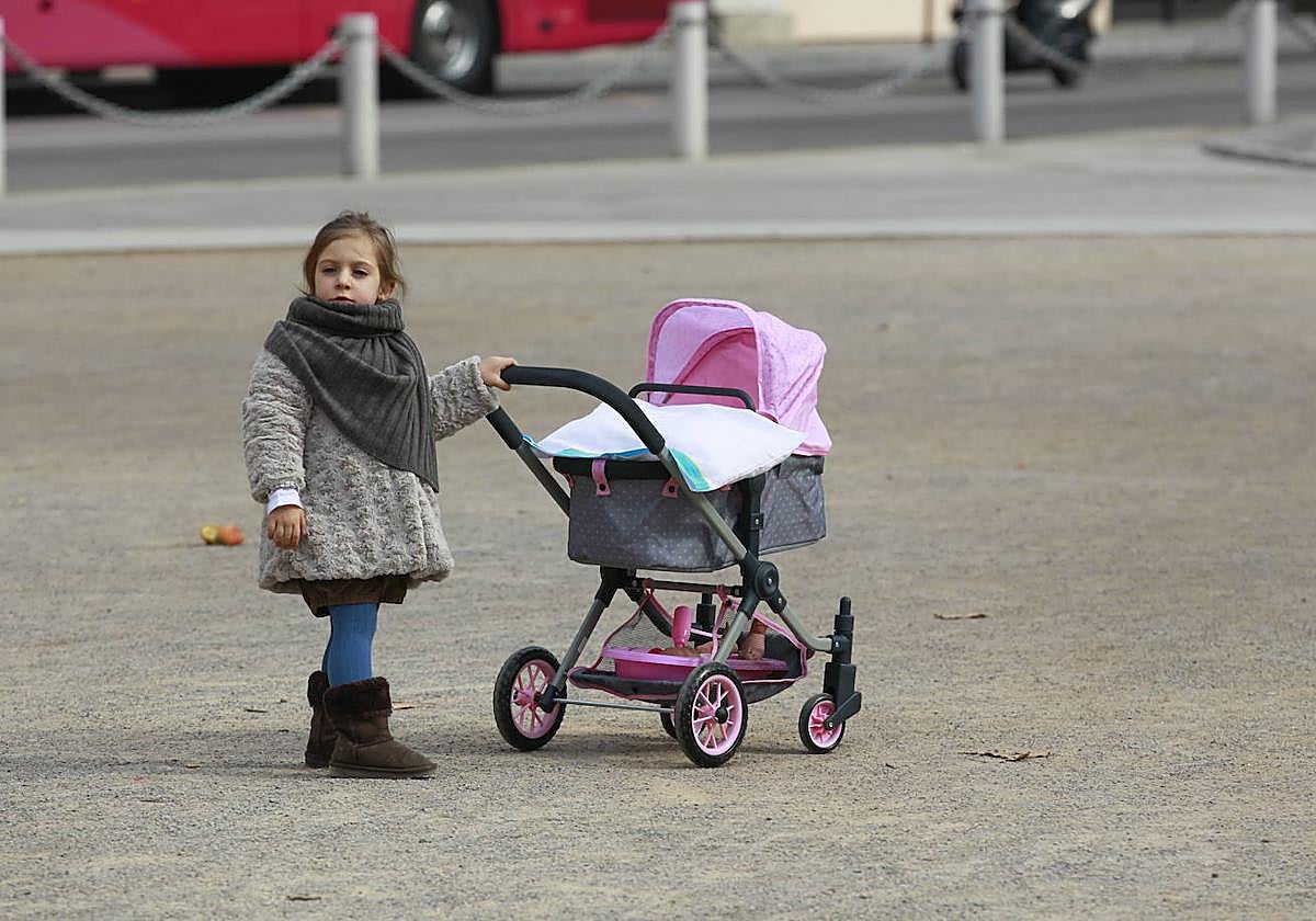 Los bebés nacidos de madres de más de 45 años, los únicos que suben en Granada