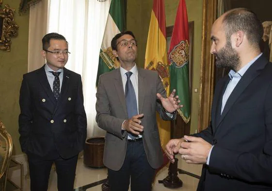 John Jiang –expresidente del Granada–, Paco Cuenca –entonces alcalde– y Pere Guardiola, en 2016.