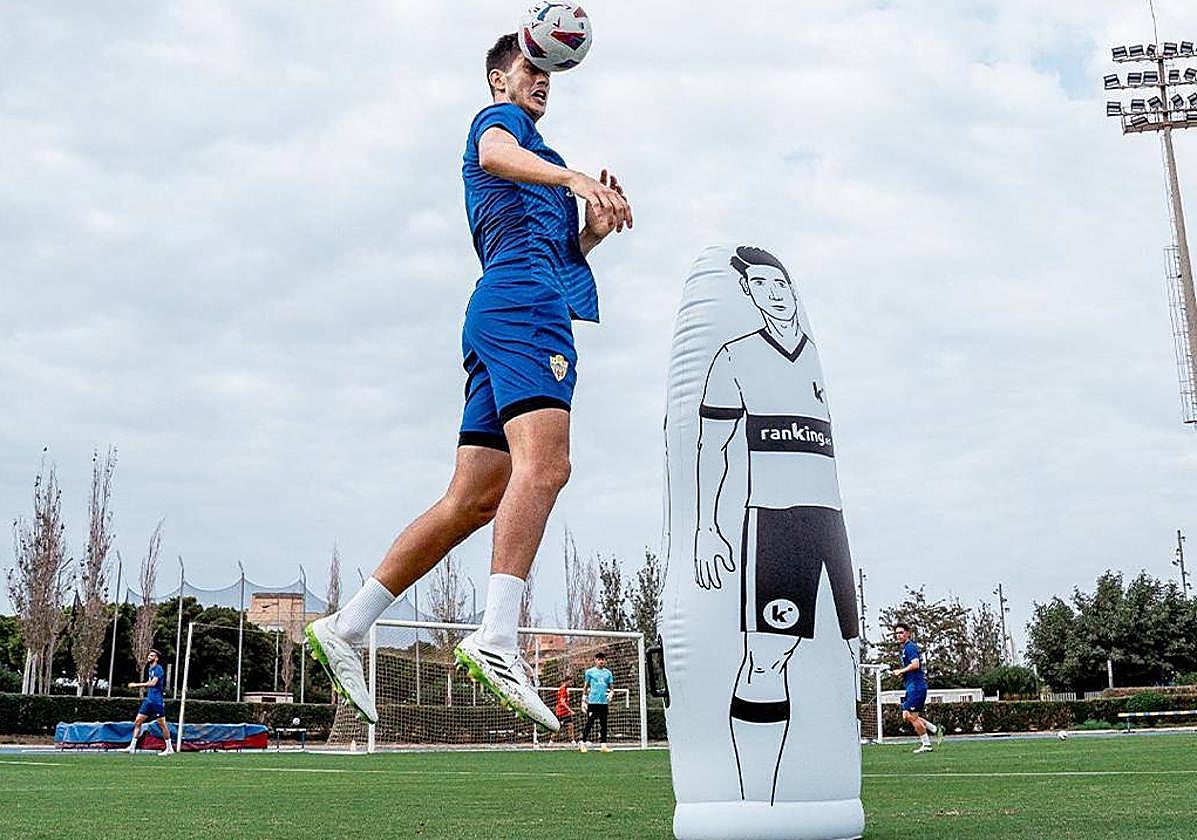 César Montes, el fichaje más caro de la UDA, llega para dar estabilidad al centro de la zaga.