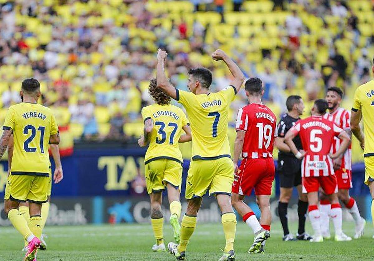 Los rojiblancos Robertone y Suárez hablan con el árbitro mientras el Villarreal celebra.