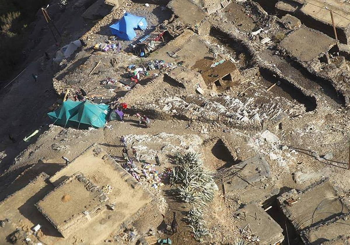 Reparto de comida a damnificados por el terremoto ocurrido en Marruecos desde un helicóptero de la Gendarmería Real marroquí EC-145.