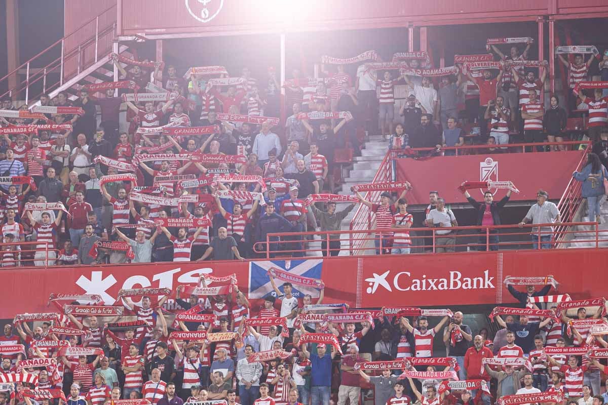 Encuéntrate en la grada en el Granada-Girona