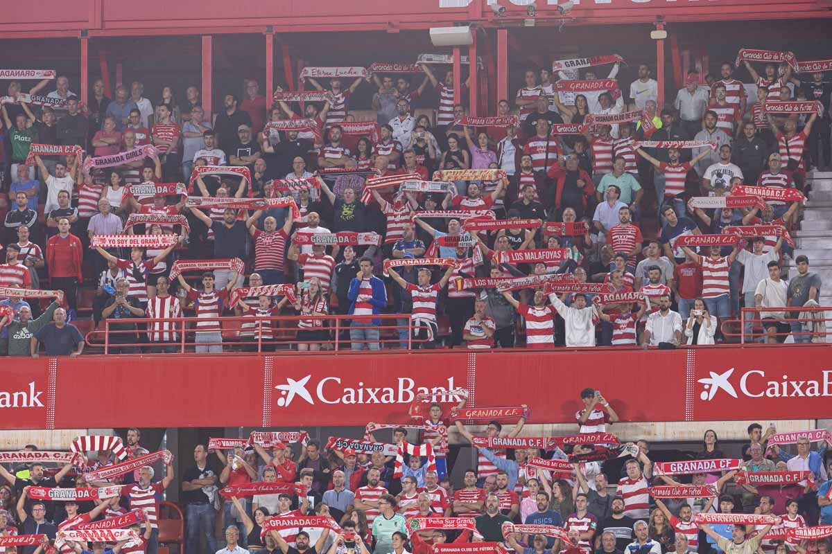 Encuéntrate en la grada en el Granada-Girona