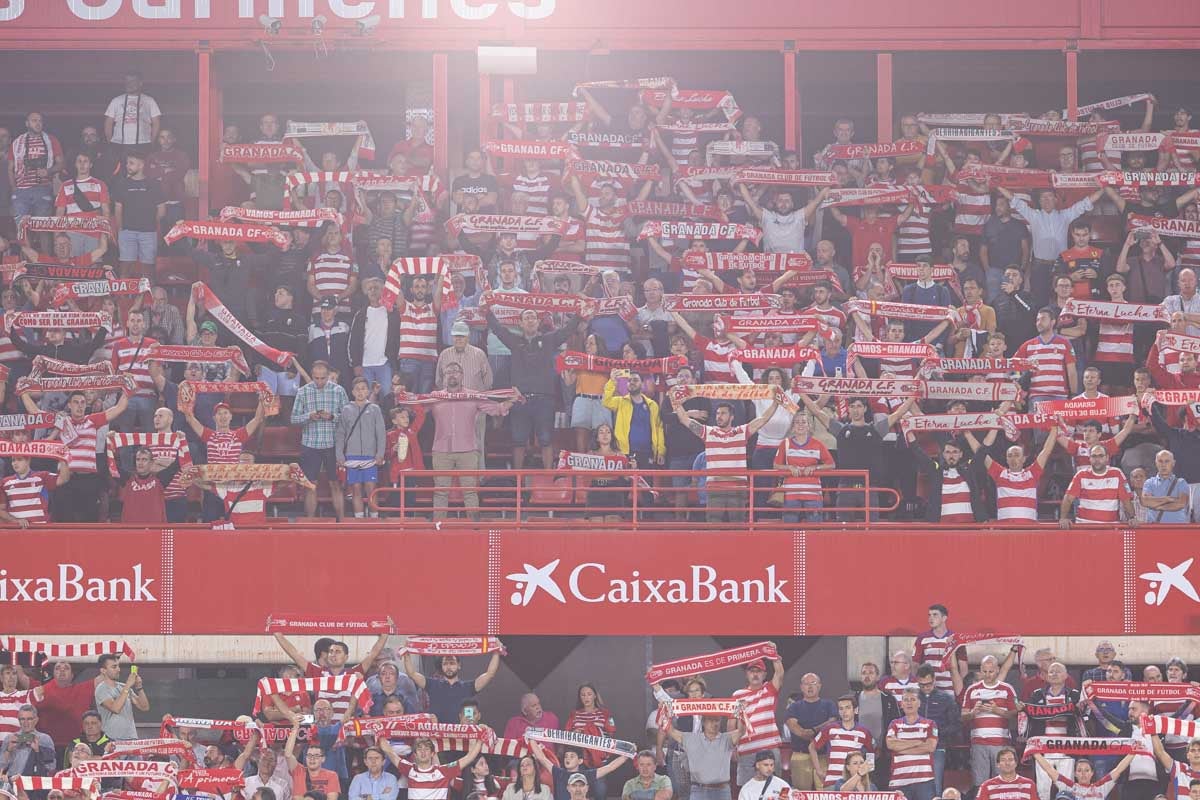 Encuéntrate en la grada en el Granada-Girona
