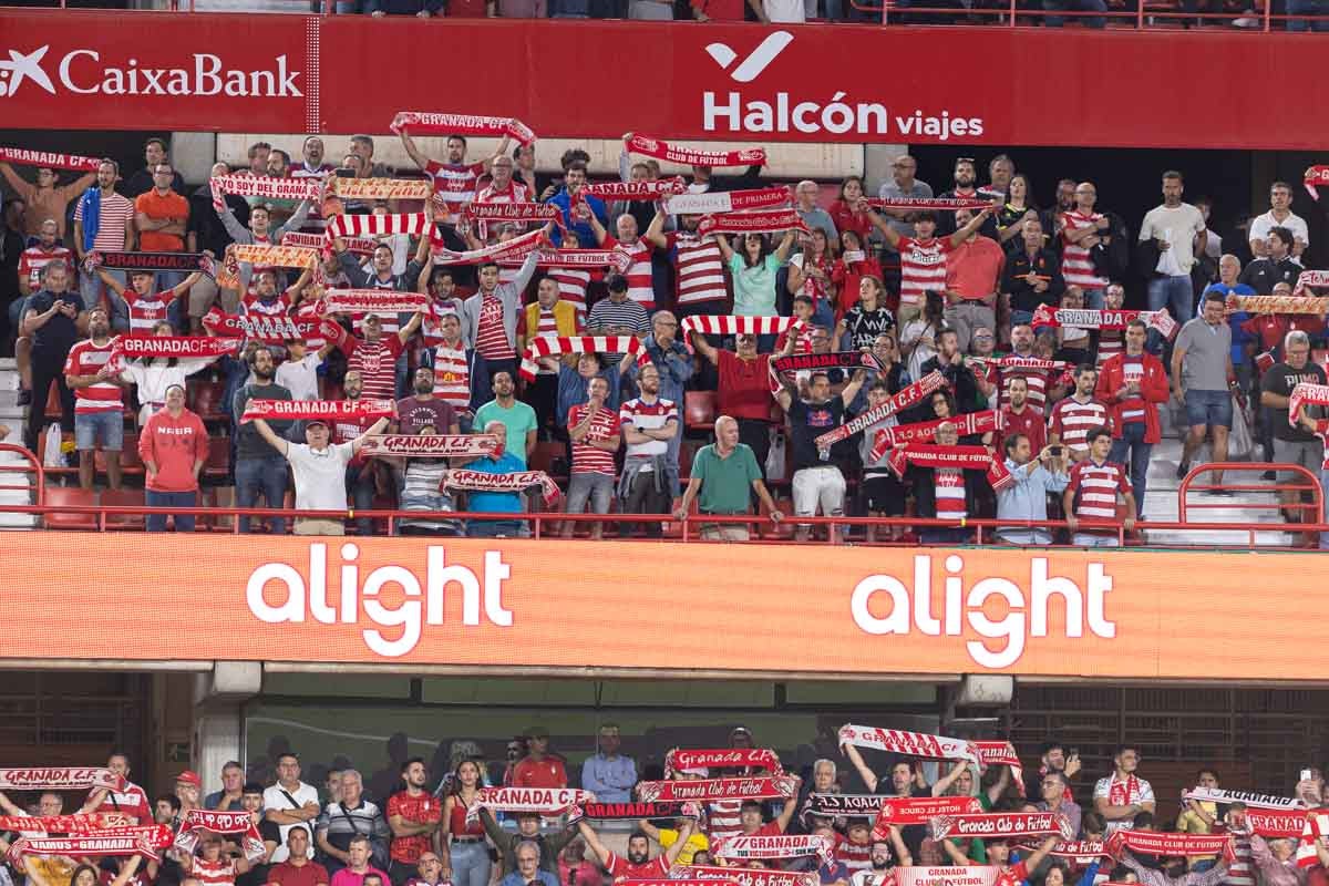 Encuéntrate en la grada en el Granada-Girona