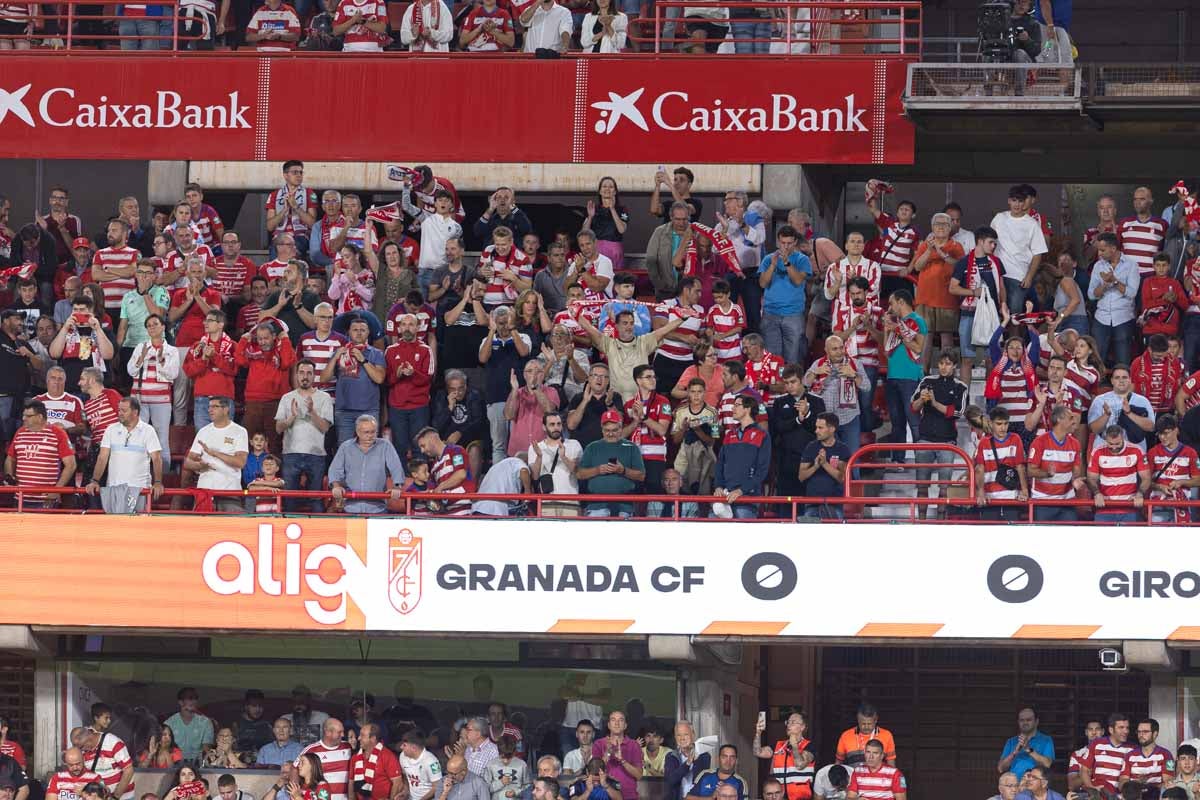Encuéntrate en la grada en el Granada-Girona