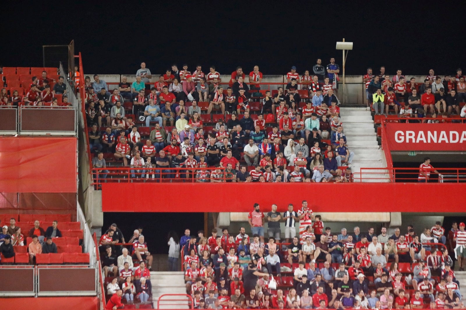 Encuéntrate en la grada en el Granada-Girona