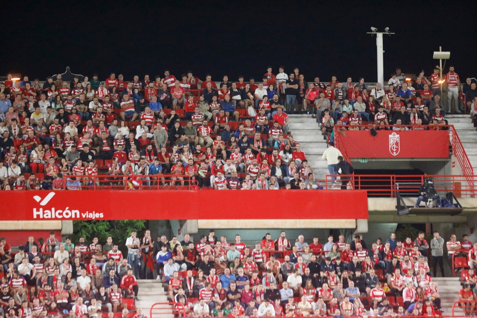Encuéntrate en la grada en el Granada-Girona