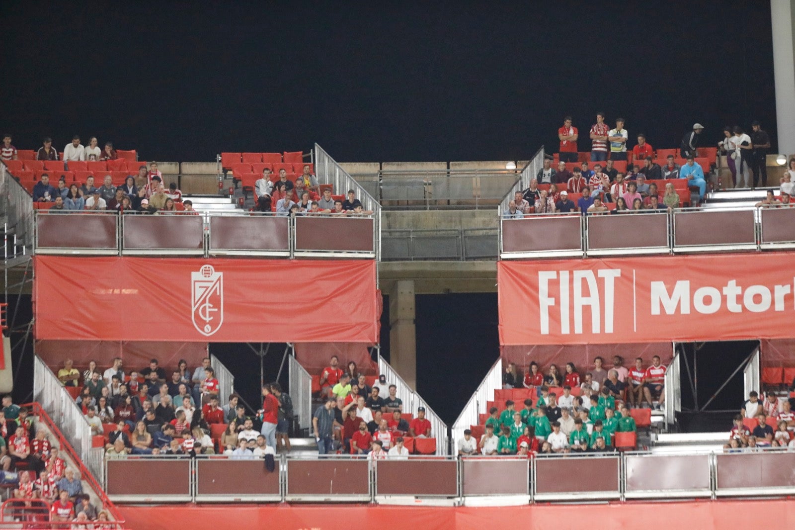 Encuéntrate en la grada en el Granada-Girona