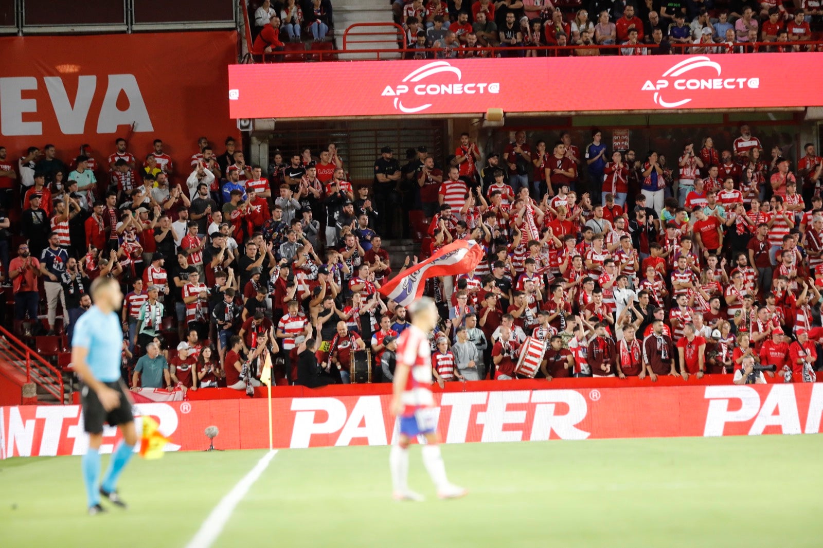 Encuéntrate en la grada en el Granada-Girona