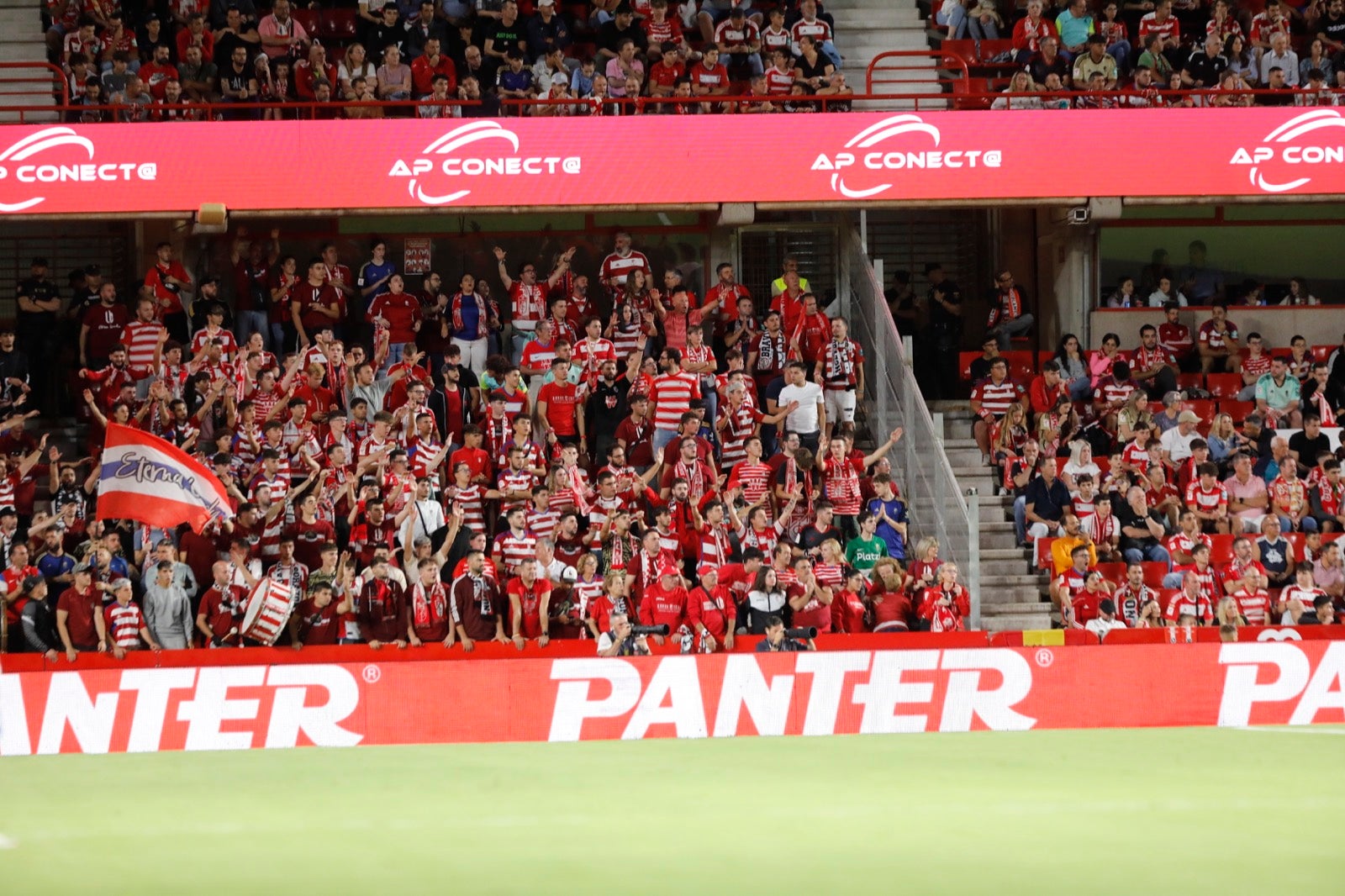 Encuéntrate en la grada en el Granada-Girona