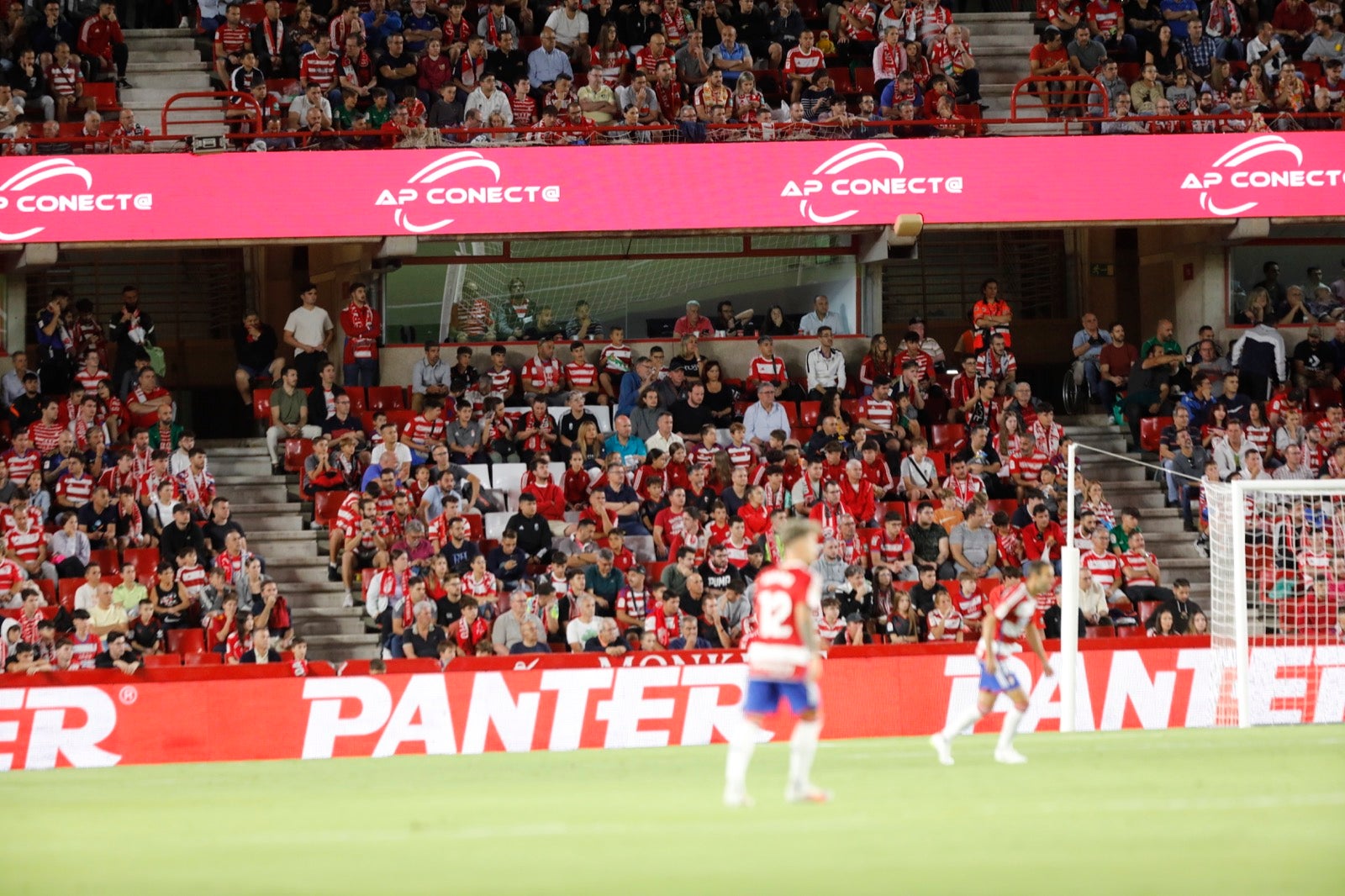 Encuéntrate en la grada en el Granada-Girona