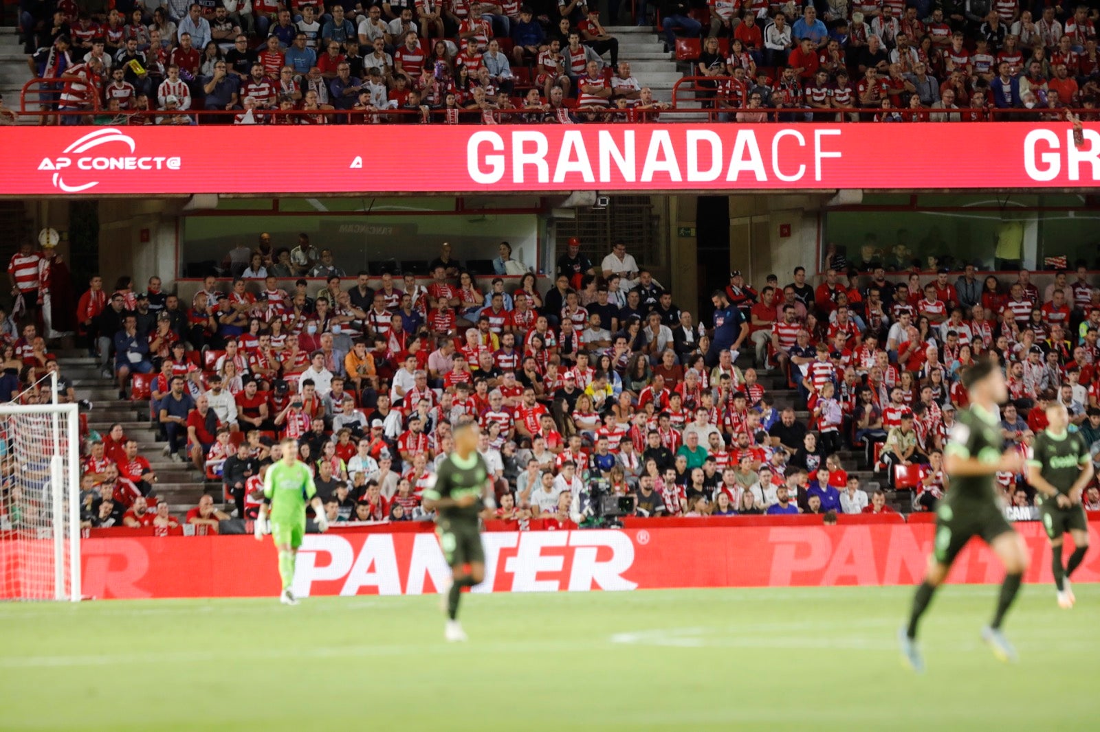 Encuéntrate en la grada en el Granada-Girona