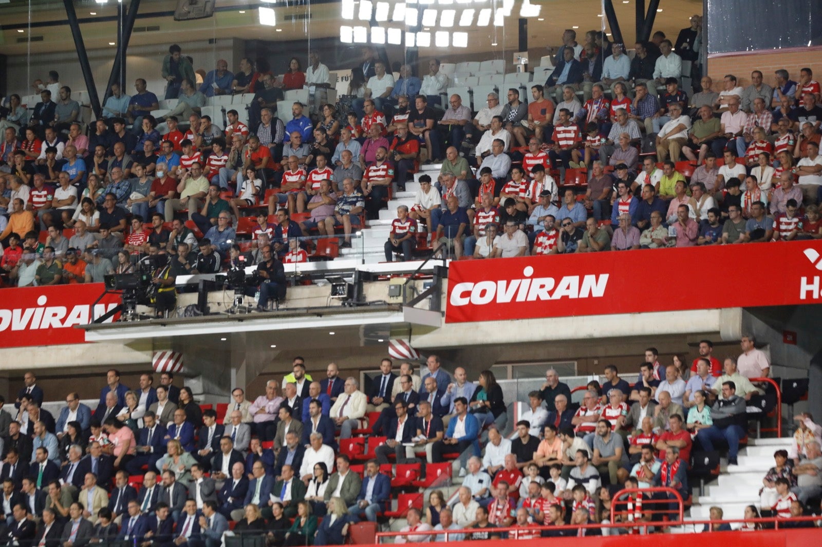 Encuéntrate en la grada en el Granada-Girona