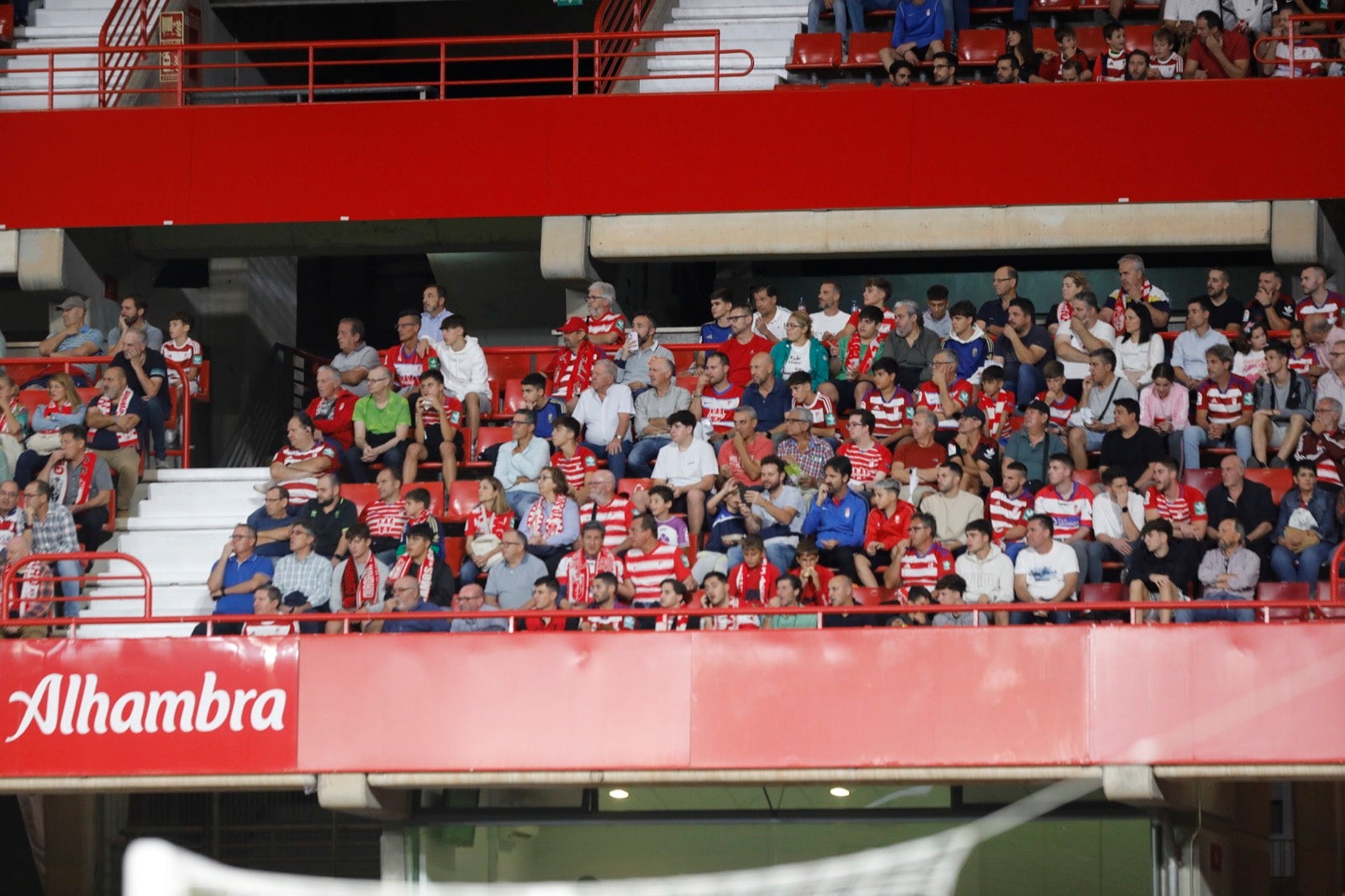 Encuéntrate en la grada en el Granada-Girona