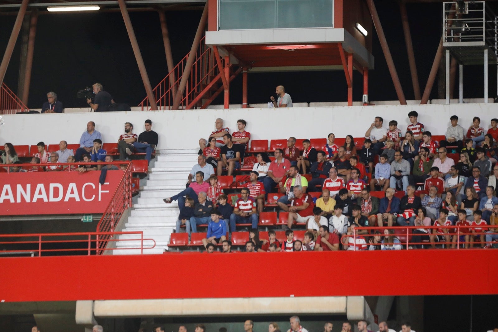 Encuéntrate en la grada en el Granada-Girona