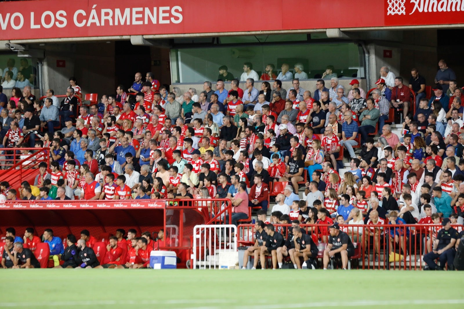 Encuéntrate en la grada en el Granada-Girona