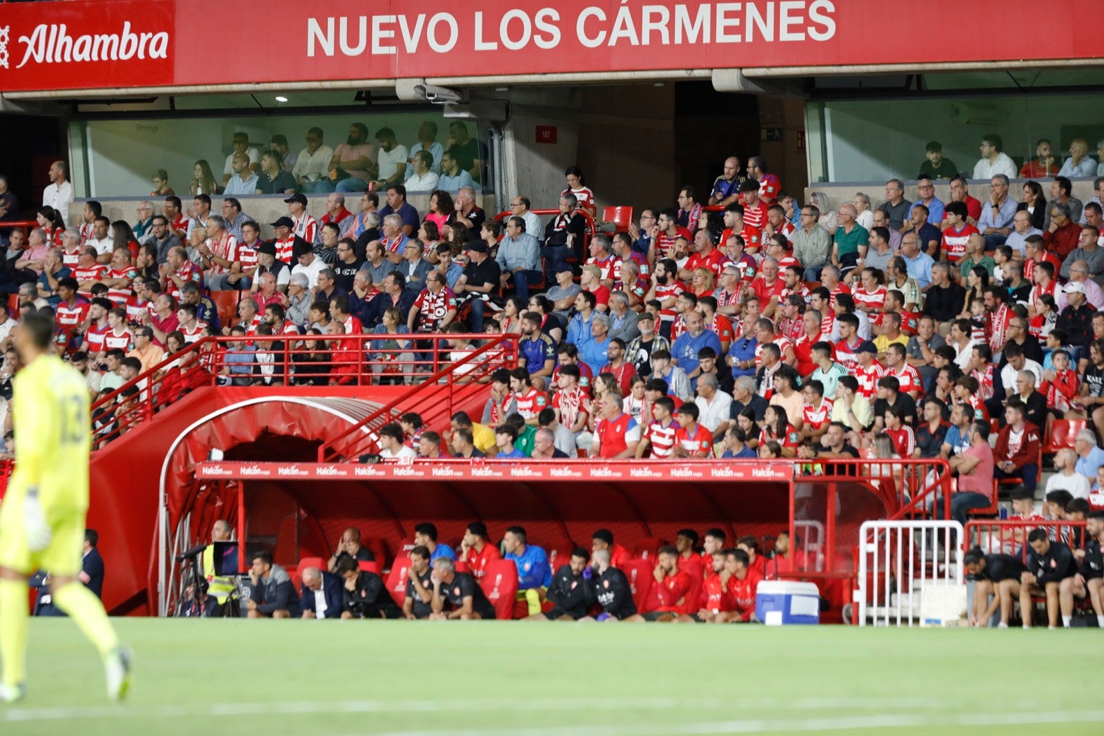 Encuéntrate en la grada en el Granada-Girona