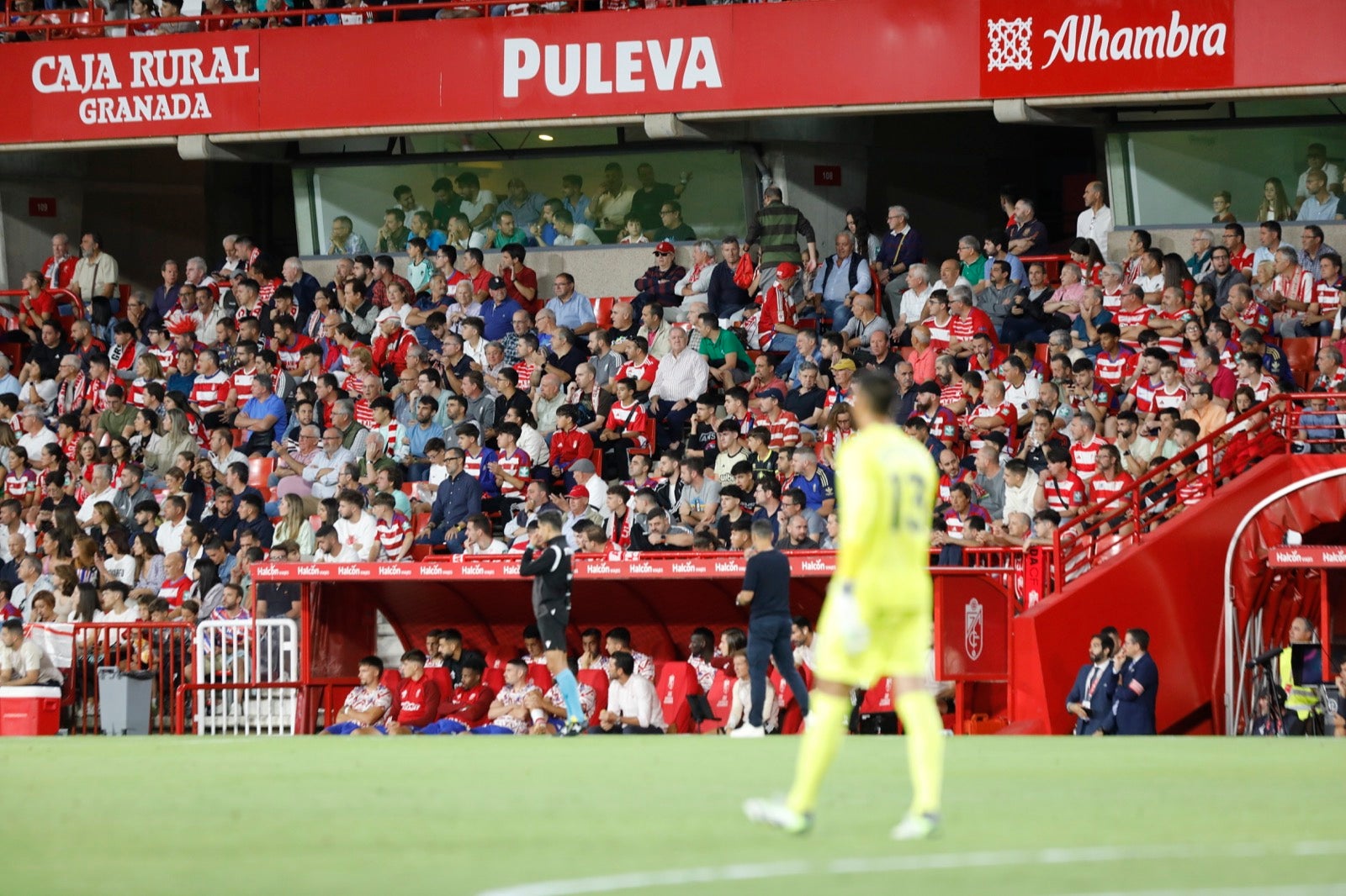 Encuéntrate en la grada en el Granada-Girona