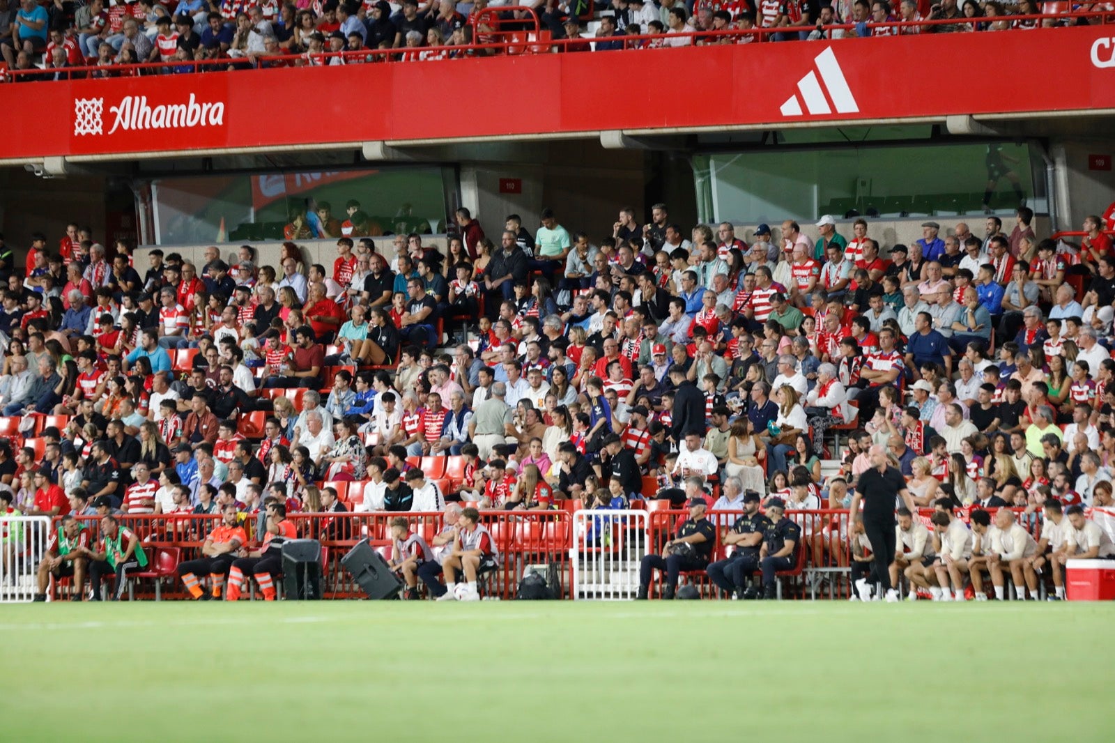 Encuéntrate en la grada en el Granada-Girona