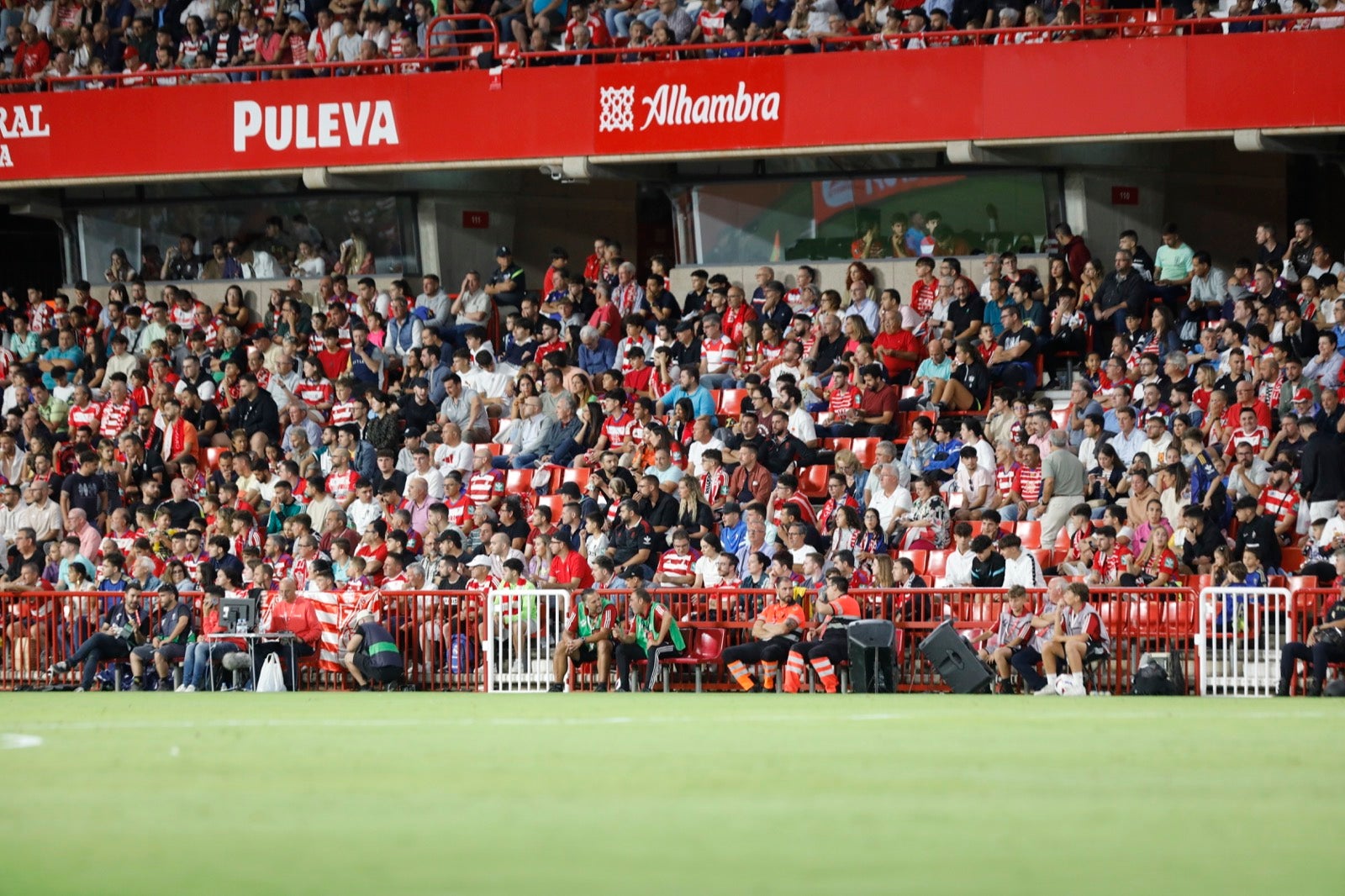 Encuéntrate en la grada en el Granada-Girona